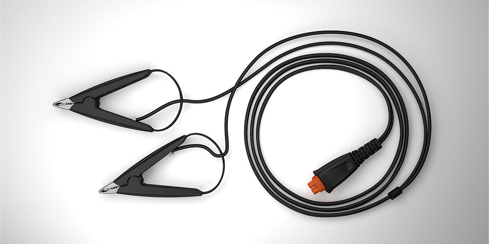 Batteriladdare med klipp och kabel för anslutning.