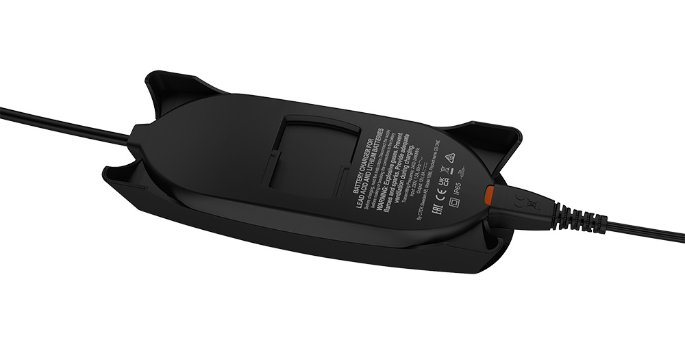 Batteriladdare med sladd, svart design och teknisk information under.