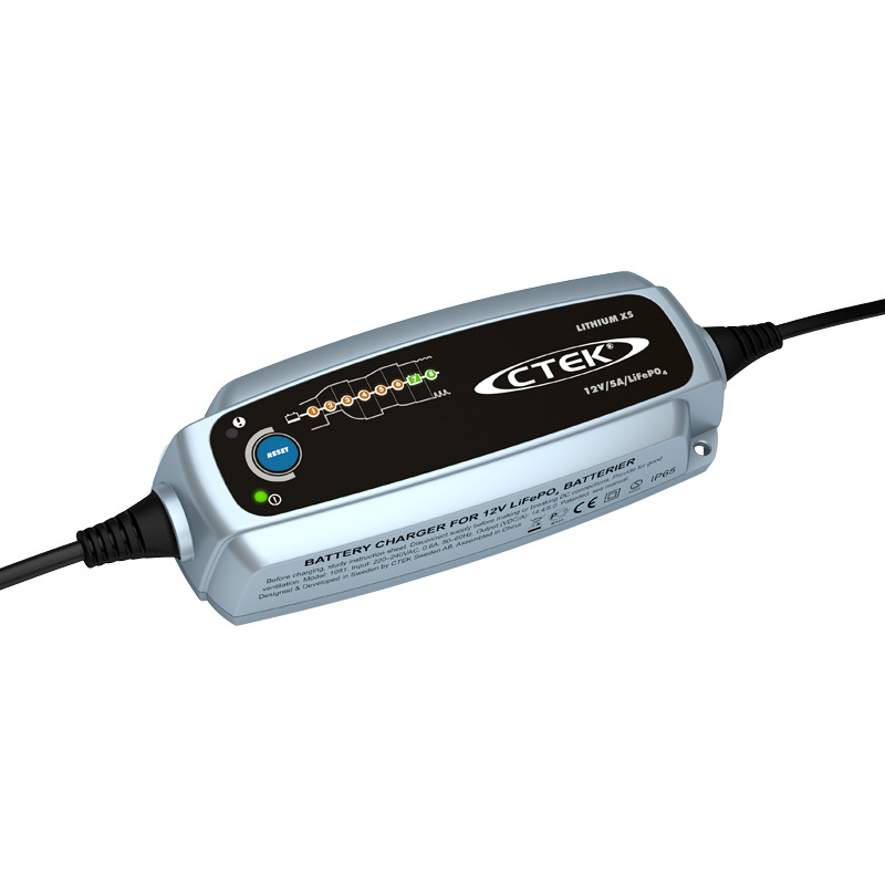 Batteriladdare för 12V LiFePO4-batterier med indikatorer.