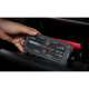 NOCO Boost Plus GB40, 12V startbooster på 1000A En hand håller en NOCO Boost Plus GB40 startbooster i en bil.