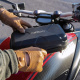 NOCO GBC013, förvaringsväska till GB20/GB40 En svart förvaringsväska med NOCO-logga på en motorcykel.