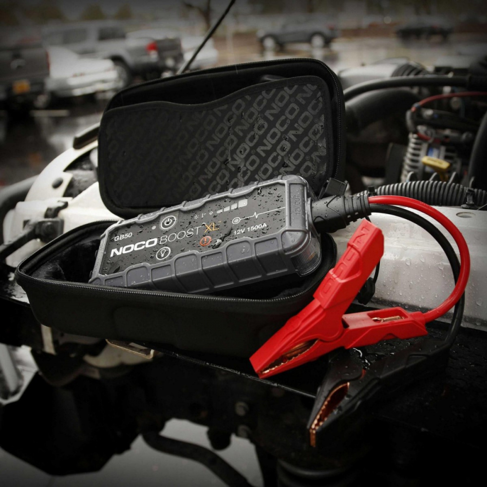 En svart förvaringsväska med en NOCO GB50 och klämmor.