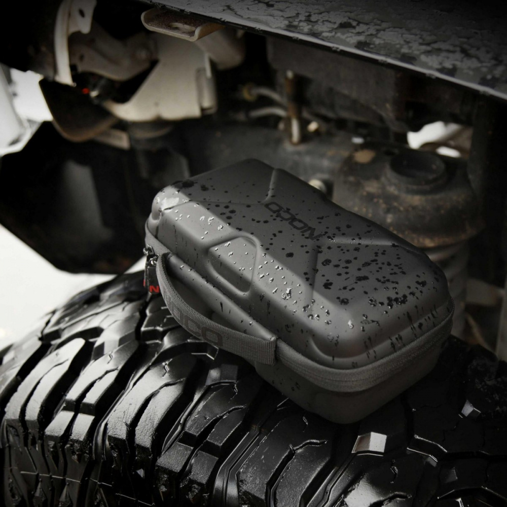 En svart, vattentät förvaringsväska på ett fyrkantigt däck.