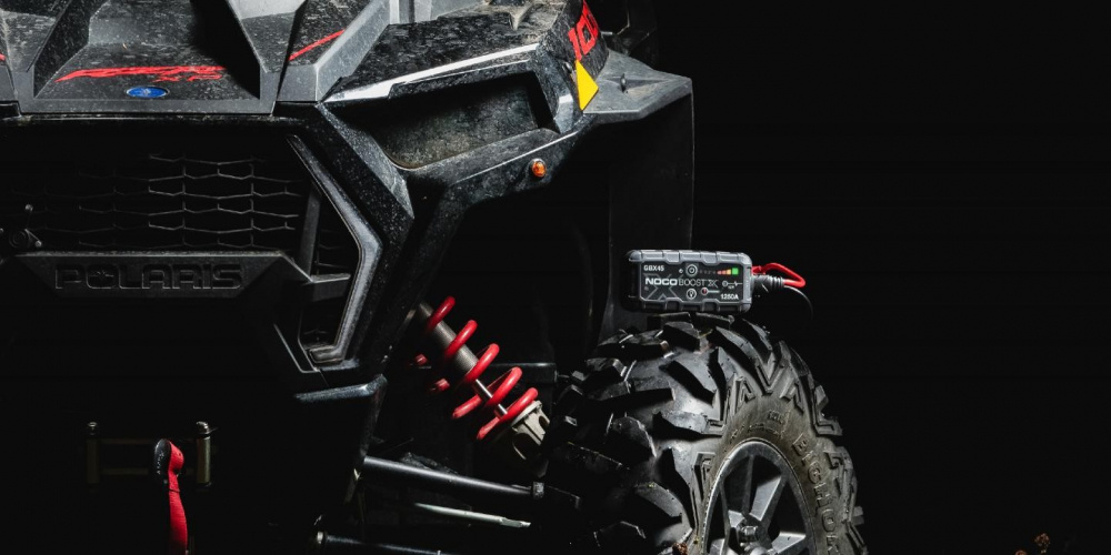 En ATV med en startbooster kopplad till den.