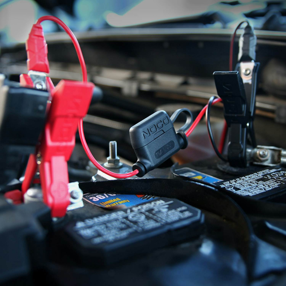 Bilden visar en bilbatteriklämma ansluten till en snabbkontakt.