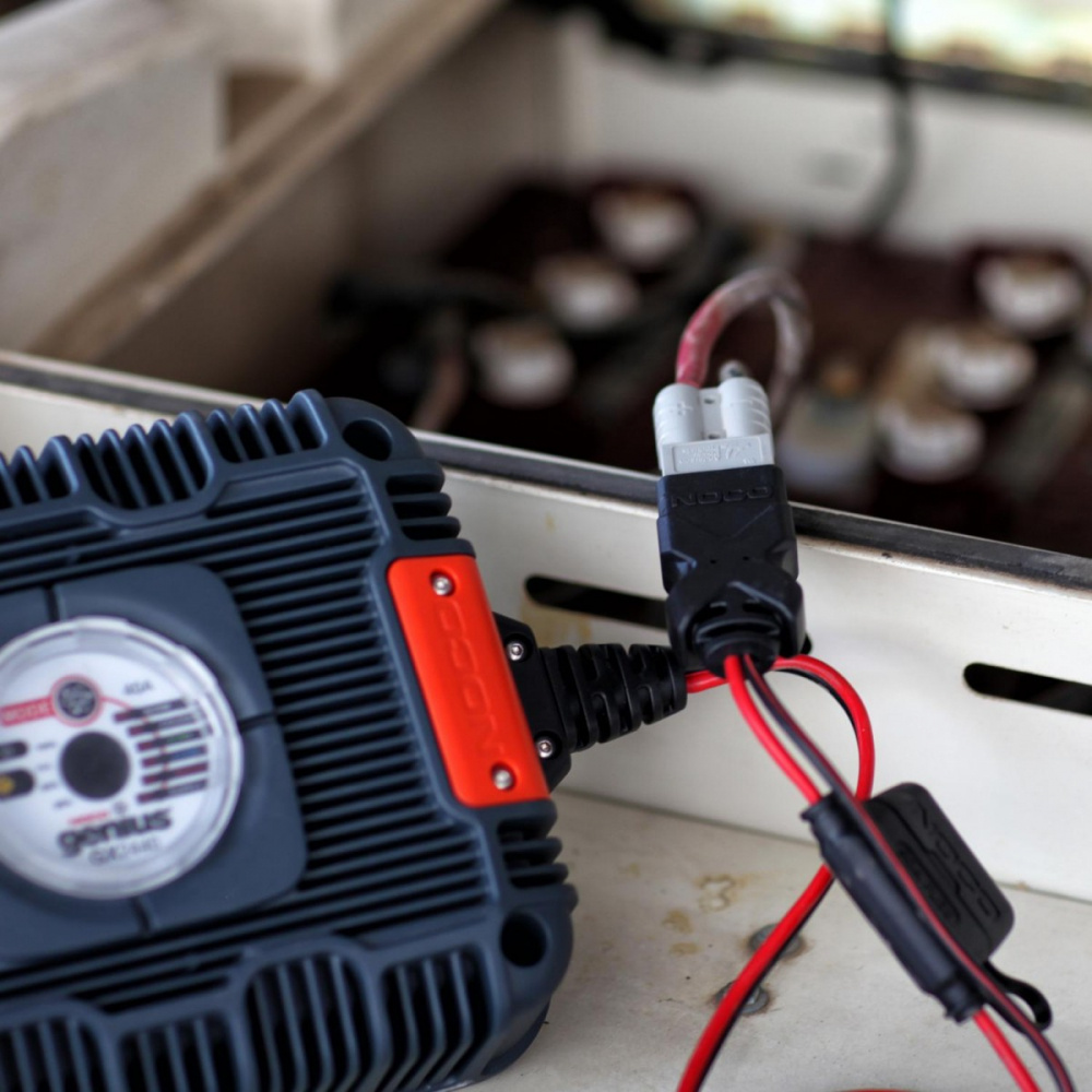 En NOCO-laddare ansluten till en Anderson SB50-kontakt.