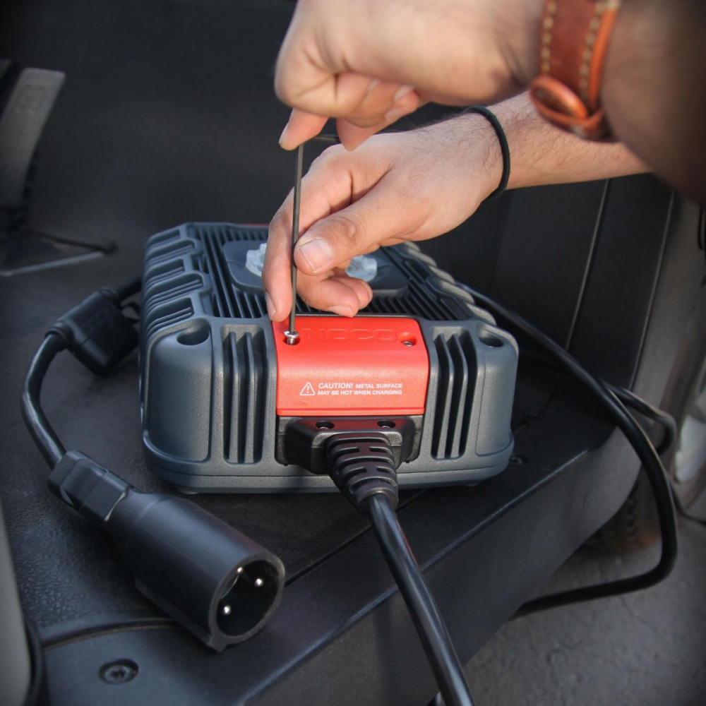 En person skruvar i en apparat med NOCO GXC006-kontakt.