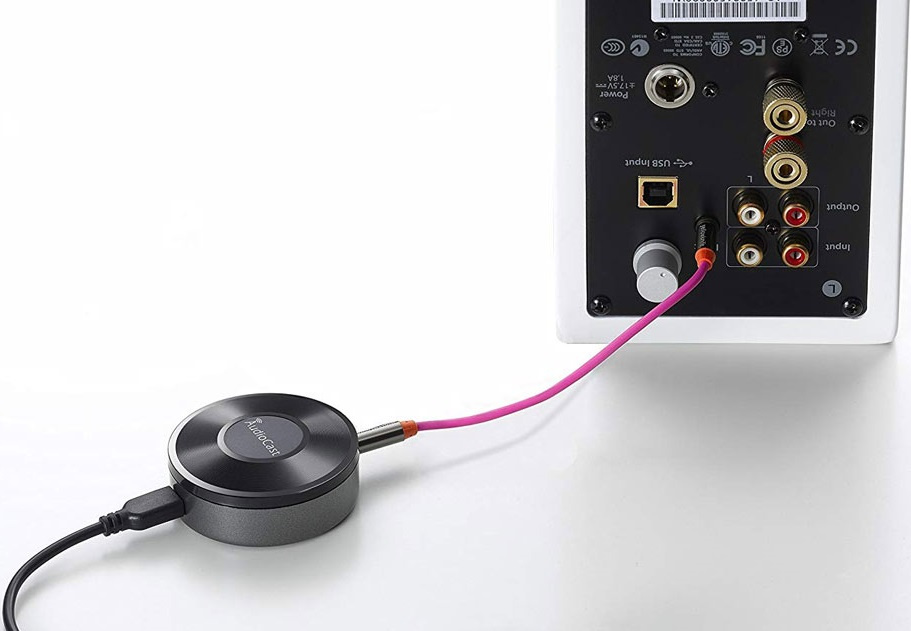 Streamingadapter ansluten till ljudutrustning med kablar.