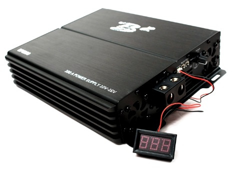 En svart kraftförsörjning med digital display och anslutningar.