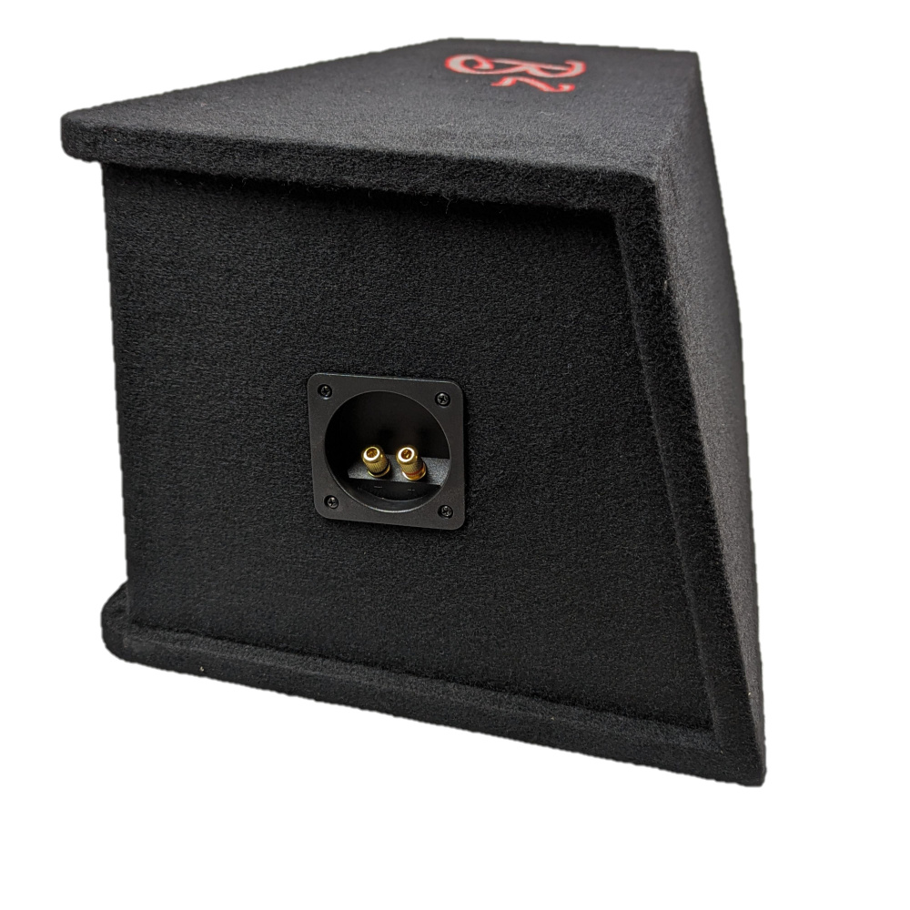 Svart vinklad baslåda med anslutningsuttag för ljudsystem.