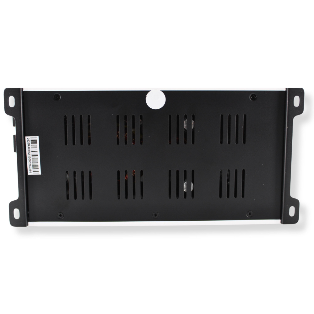 Svart monteringsplatta med ventilationsöppningar för en kompakt förstärkare.