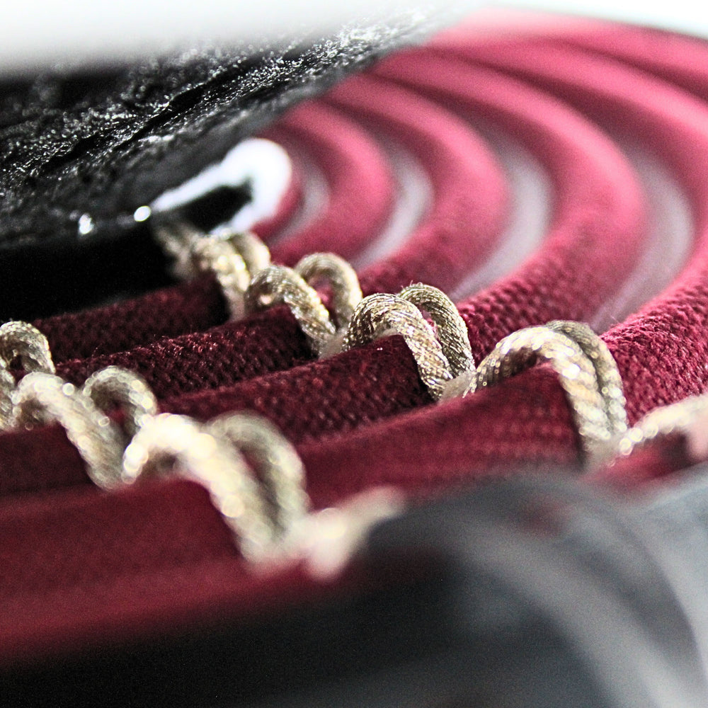 Bassens spolar och upphängning i detaljerad närbild.