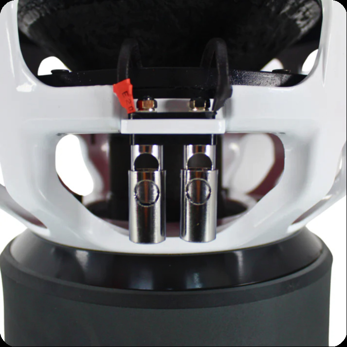 Basreflexkåpa med två anslutningar och svart/vit design.