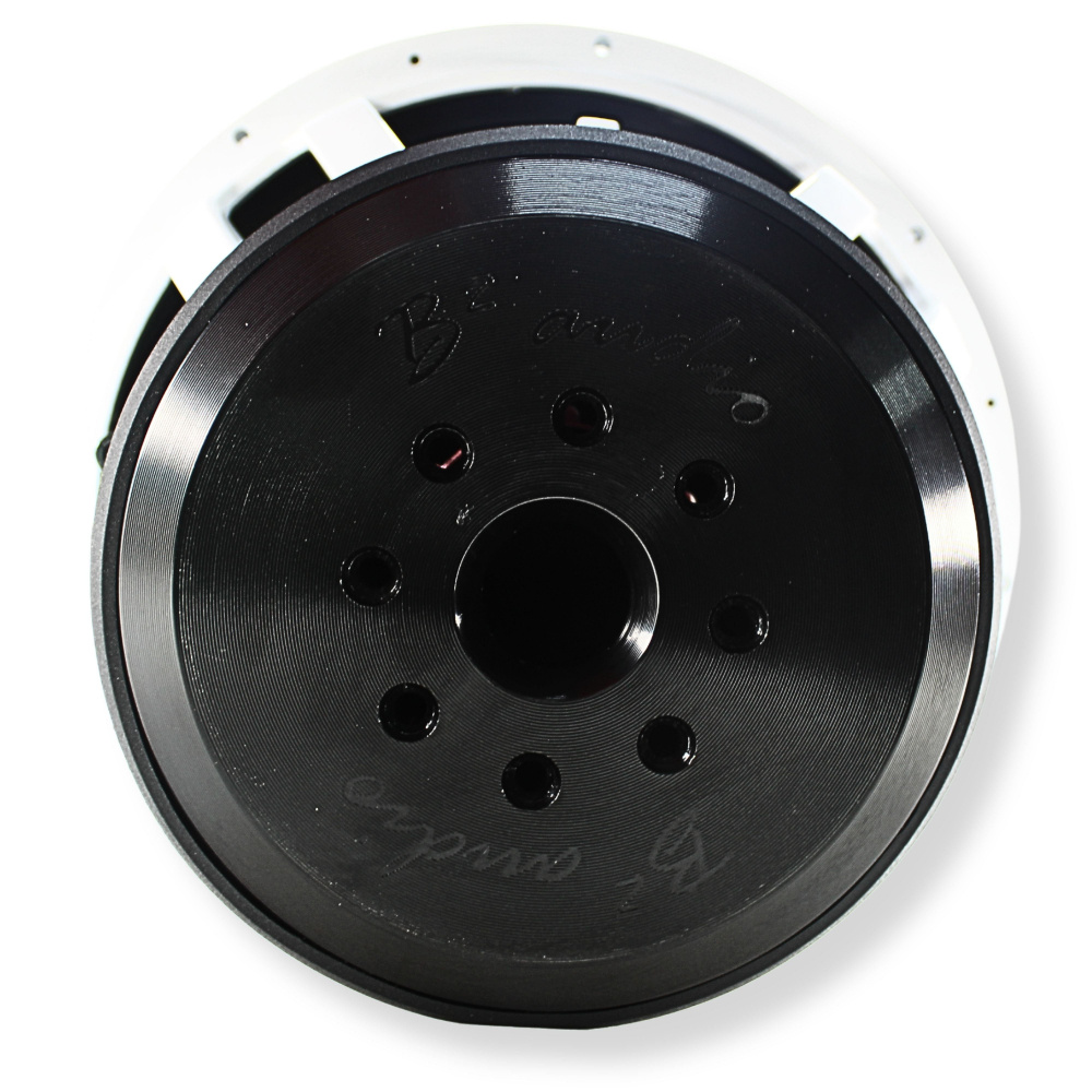 Baselement med en rund, svart yta och flera hål i centrum.