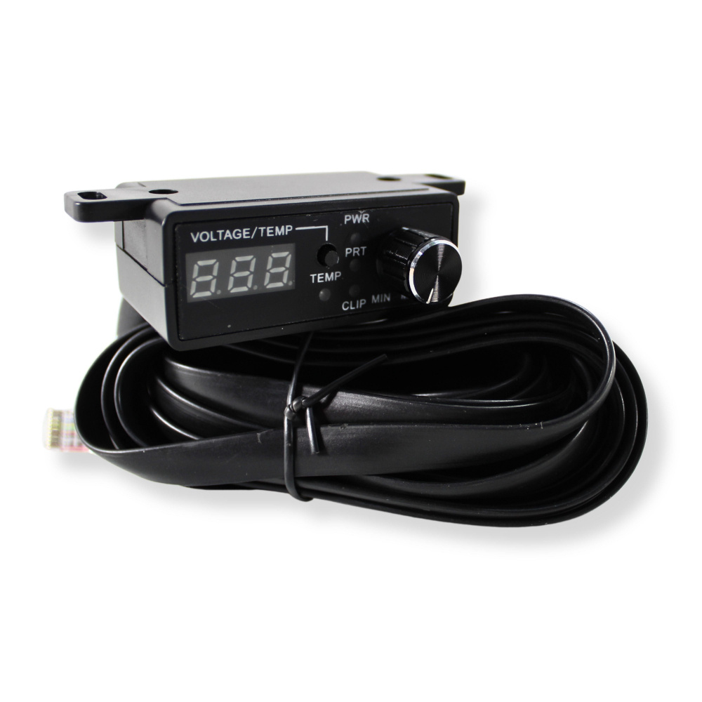 En digital kontrollenhet med display för spänning och temperatur.