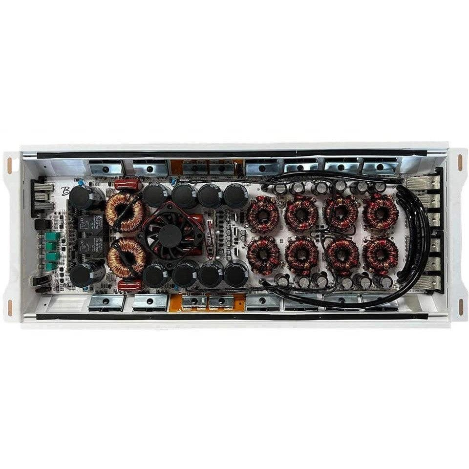 Monoblock förstärkare med flera komponenter och kablar för ljudsystem.