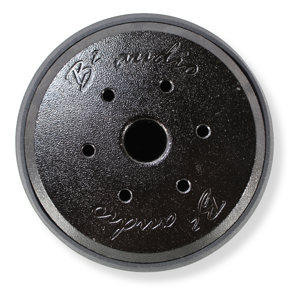 Ett svart 6,5-tums baslåda med hål och text ovanpå.