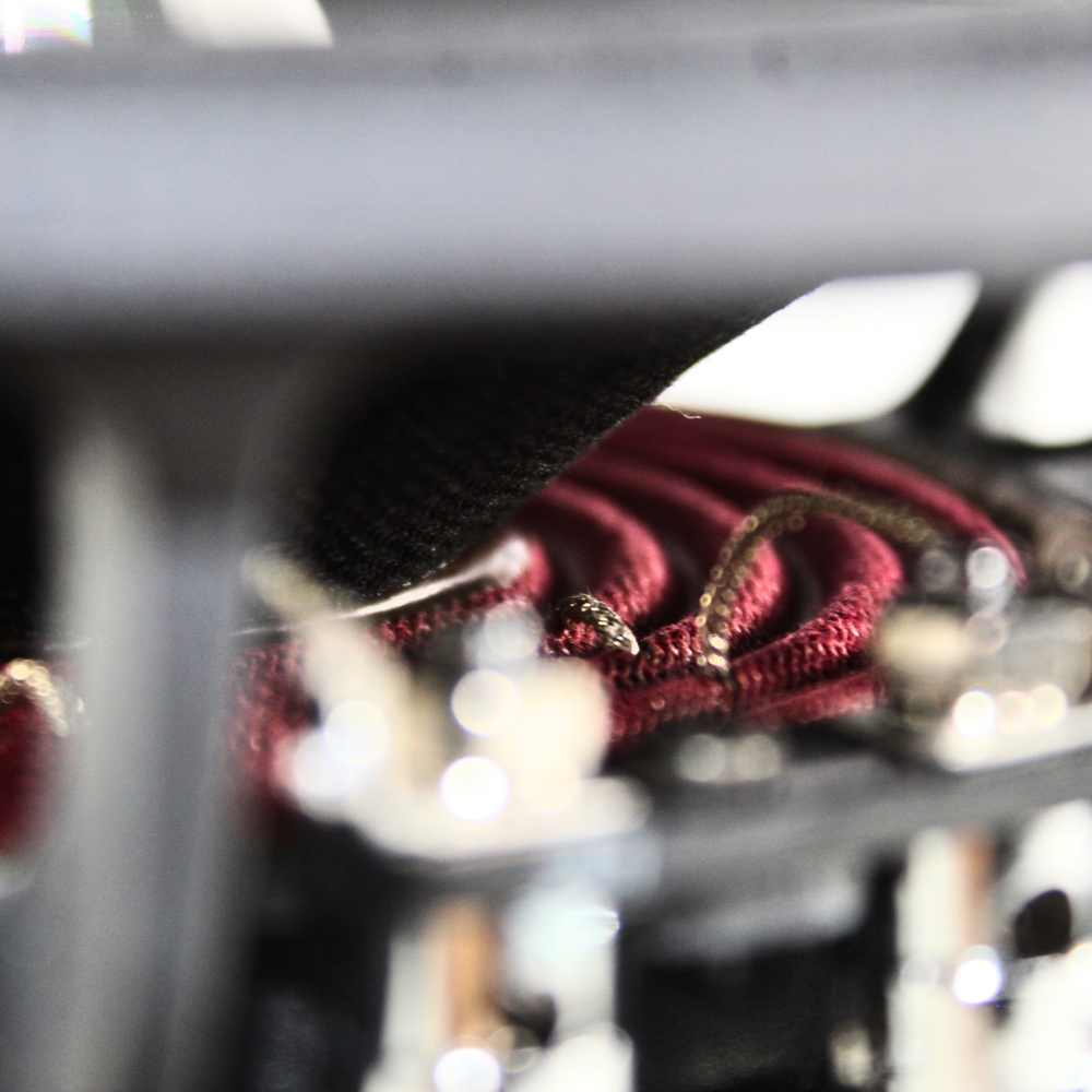 En närbild av komponenterna i en 6,5-tums midbas.