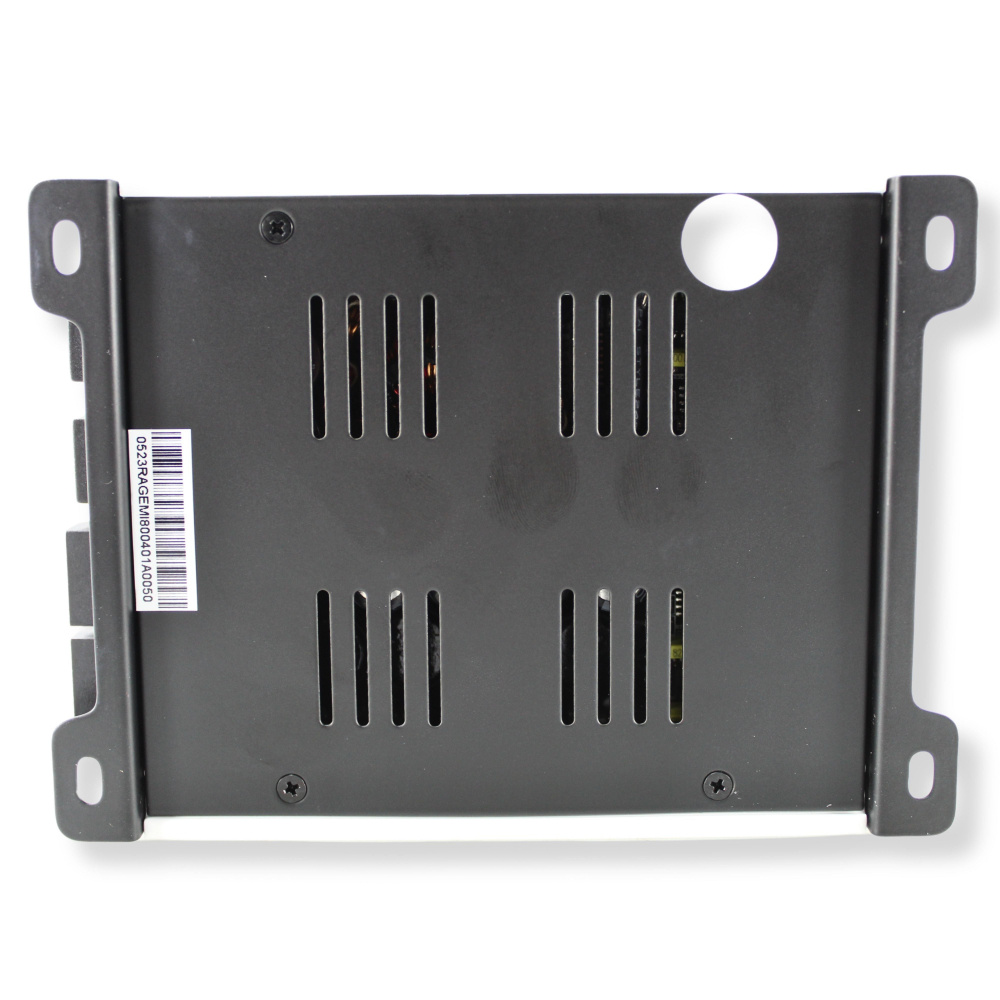 Kompakt 4-kanals förstärkare med ventilationsöppningar.