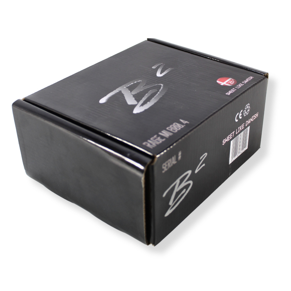 Svart och silver kompakt låda för B² Audio RAGE 800.4 MINI, 4-kanals förstärkare.