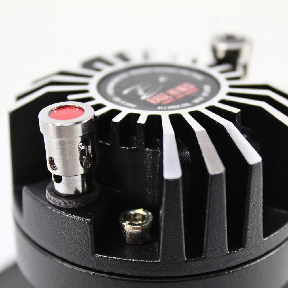 En svart horndiskant med kylflänsar och anslutningar.