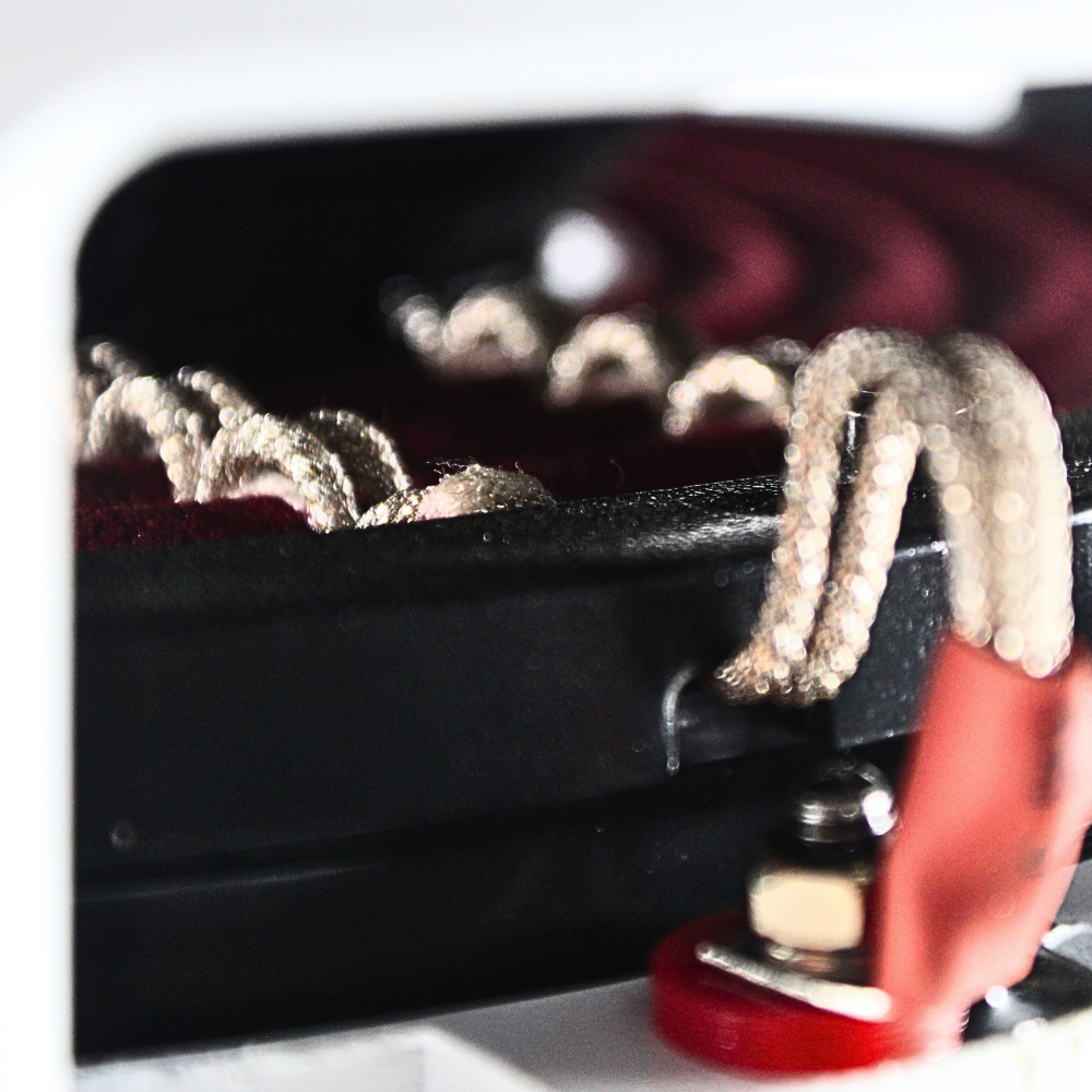 Basdel med detaljerade ledningar och komponenter för B² Audio RAGE XL10D1.