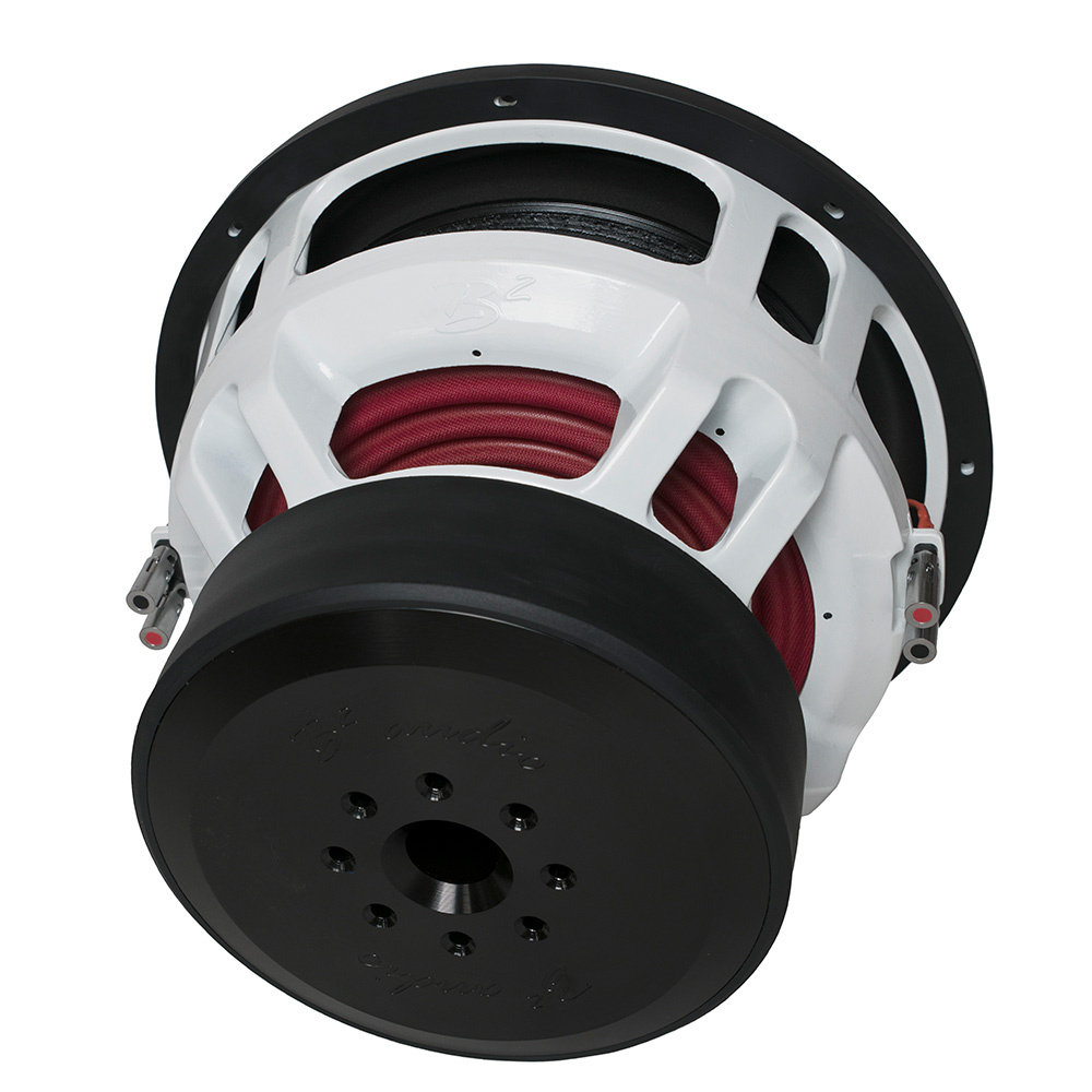 En subwoofer med vit ram och röd kabel, avsedd för kraftig ljudåtergivning.