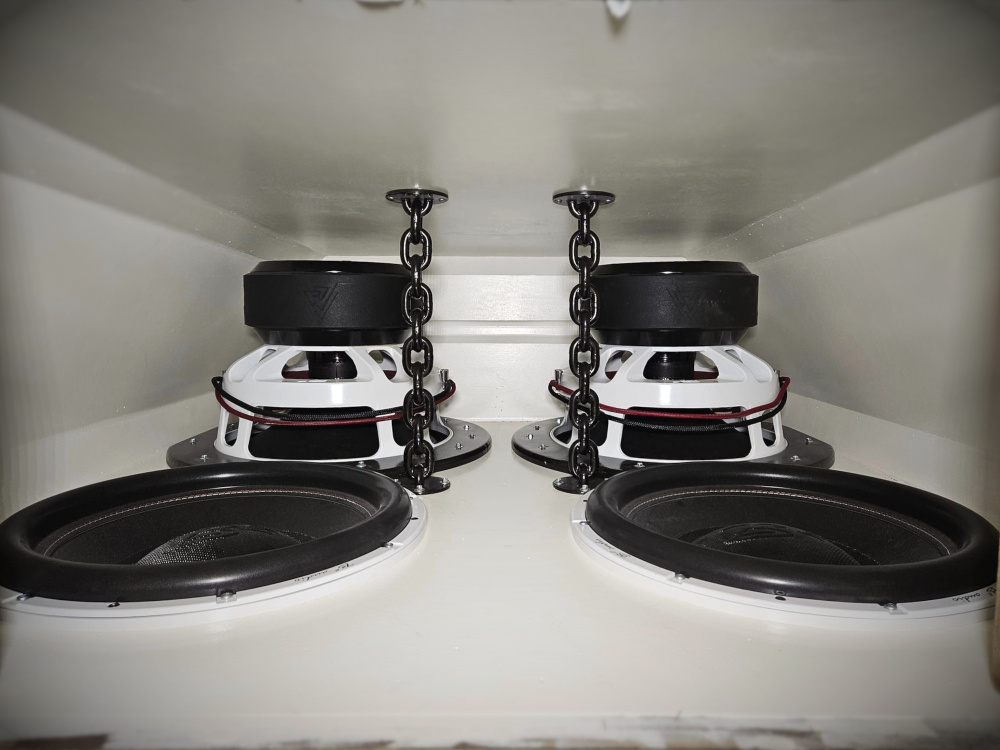 Två 18-tums baselement monterade i en låda med kedjor för stabilitet.