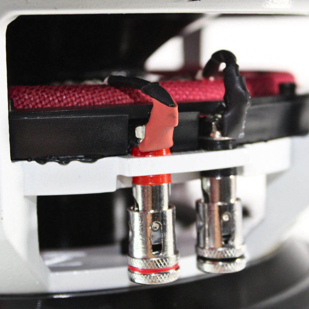 Ett baselement med anslutningar och ledningar.