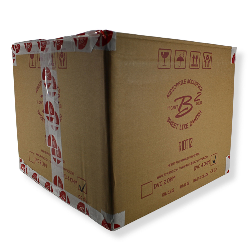 En kartong med märkning för B2 AUDIO RIOT D2 V2 subwoofer.