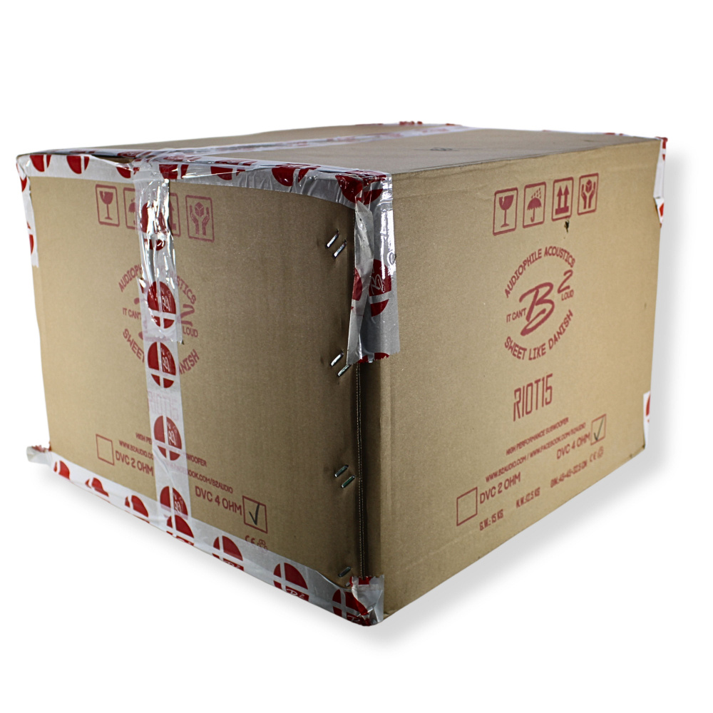 Ett oöppnat paket med baselementet B2 Audio RIOT 15D4 V2.