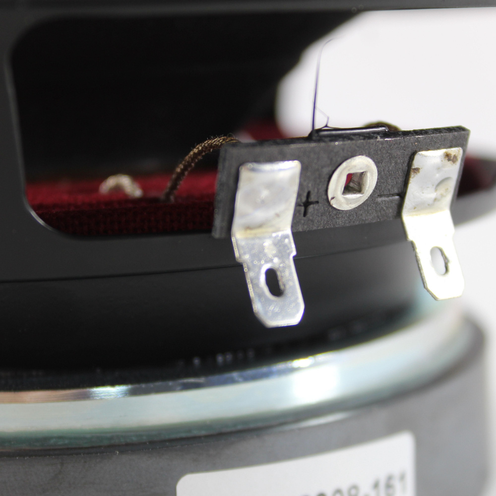 En närbild av terminalerna på en 6,5 tums midbas högtalare.