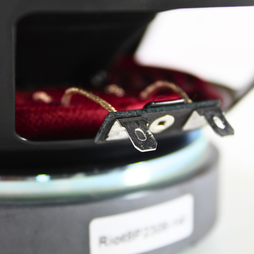 En del av en 8 tums midbas, fokus på anslutningsdelarna.