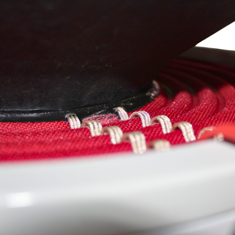 Visar röda ledningar kopplade till en basenhet.