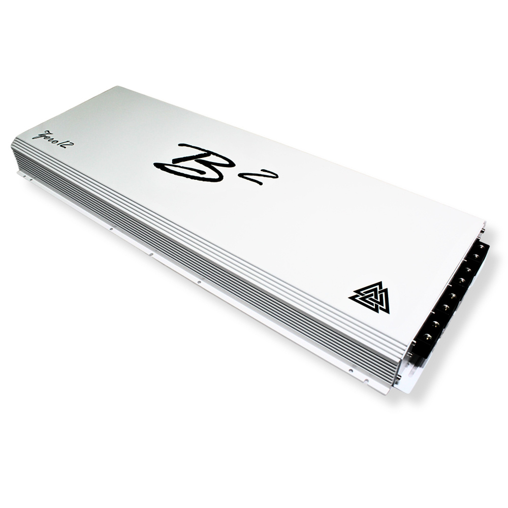 En bilförstärkare med en silverfärgad, slät design och B²-logotyp.