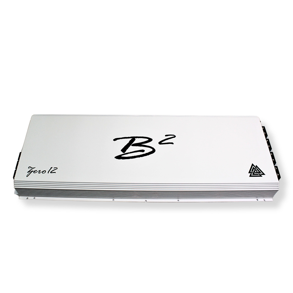 En platt, vit ljudförstärkare med B² logo och modellnamn Zero 12.