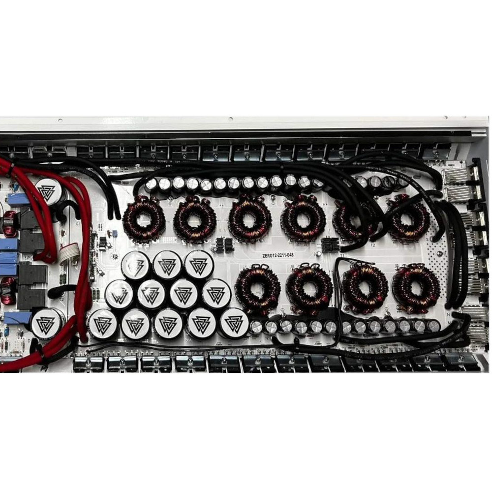 Kretskort med komponenter för ljudanläggning, inklusive kondensatorer och spolar.