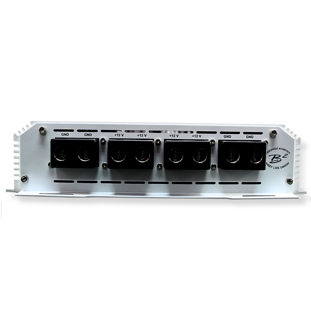 En silverfärgad ljudförstärkare med olika anslutningar på baksidan.