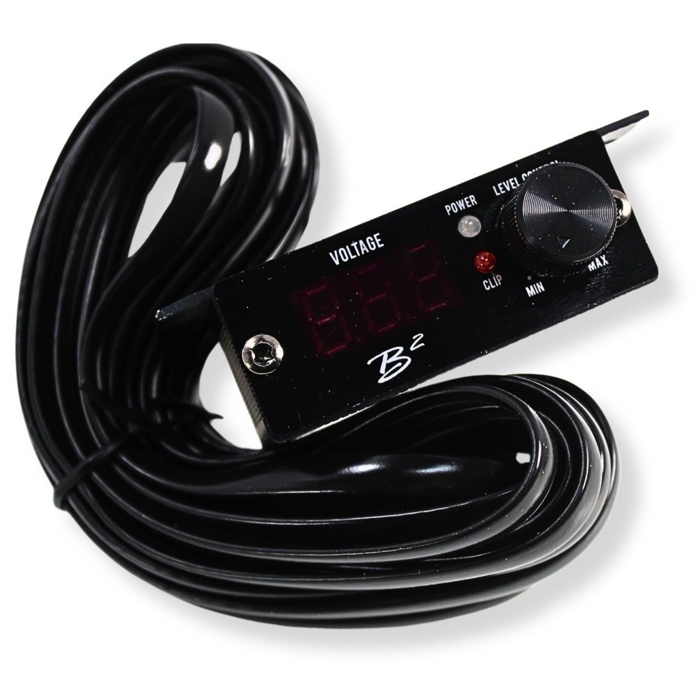 En svart kontrollpanel med display och reglage för B² Audio Zero 9.