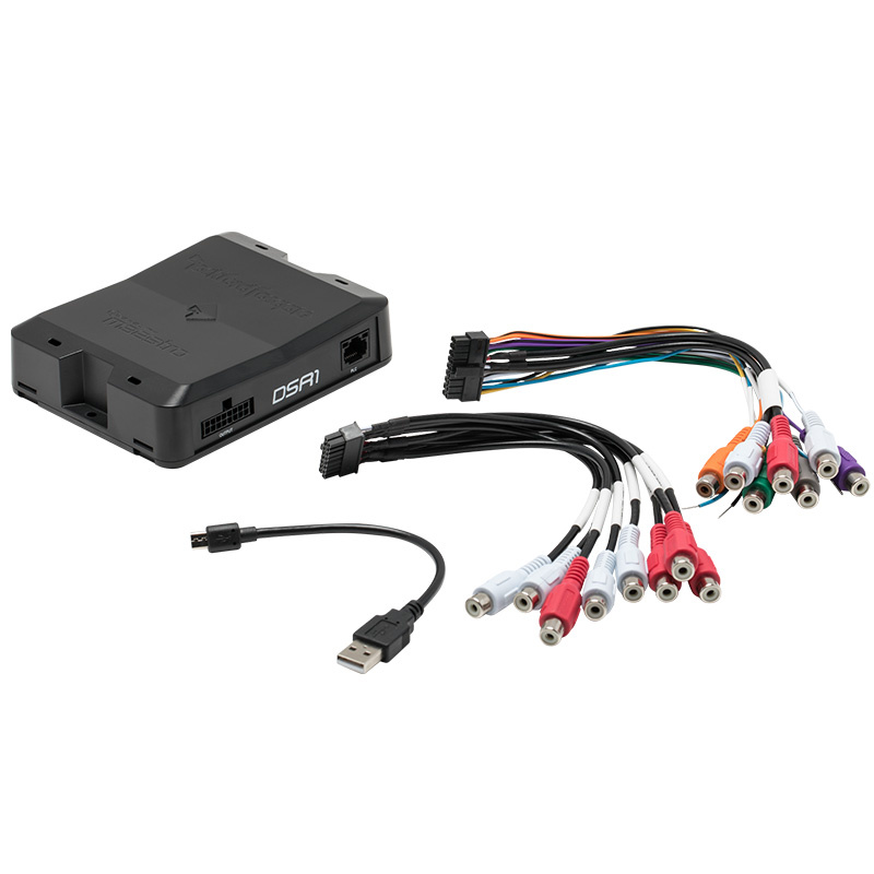 Ljudprocessor med kablar för anslutning och justering av ljudsystem.