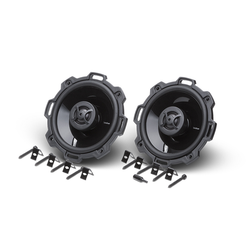 Högtalare i svarta höljen med tillbehör för installation.