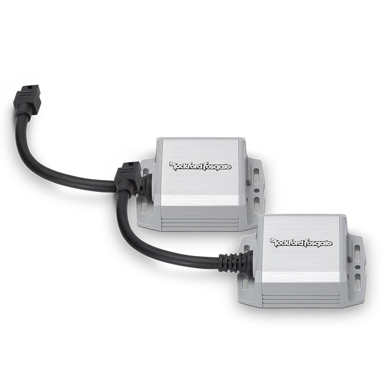 Två silverfärgade monoblock förstärkare med kablar.