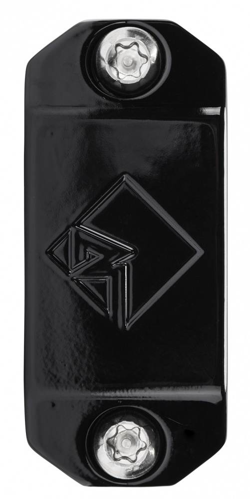 En svart plastdel med två skruvar och ett inpräntat märke.