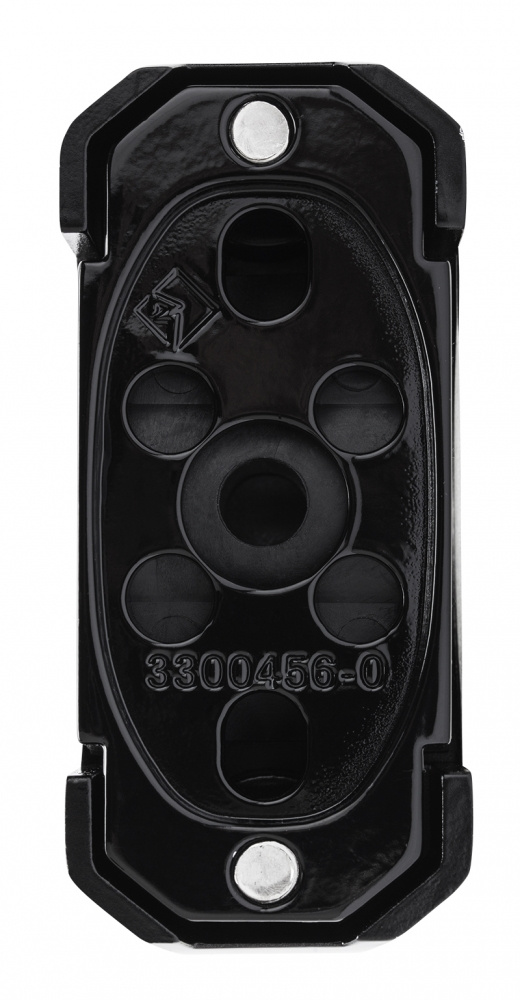 En svart plastkomponent med flera monteringsöppningar.