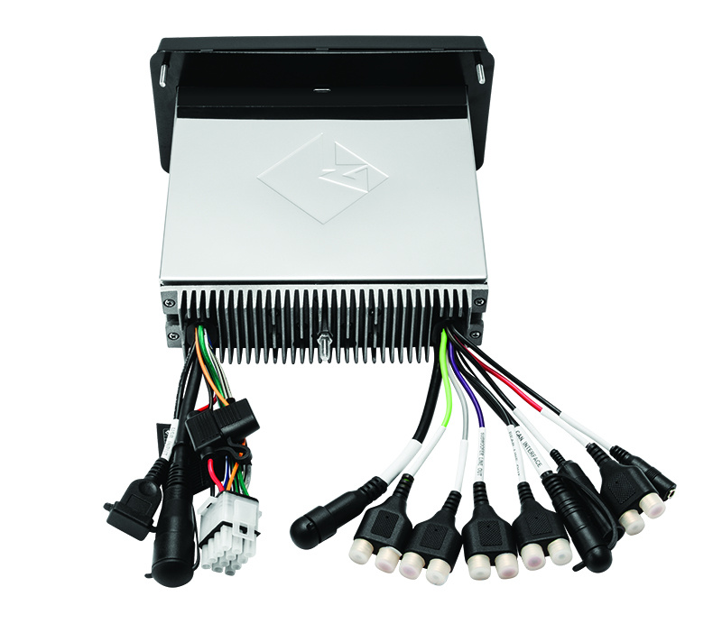 En bilstereo med kablar och kontakter för installation.