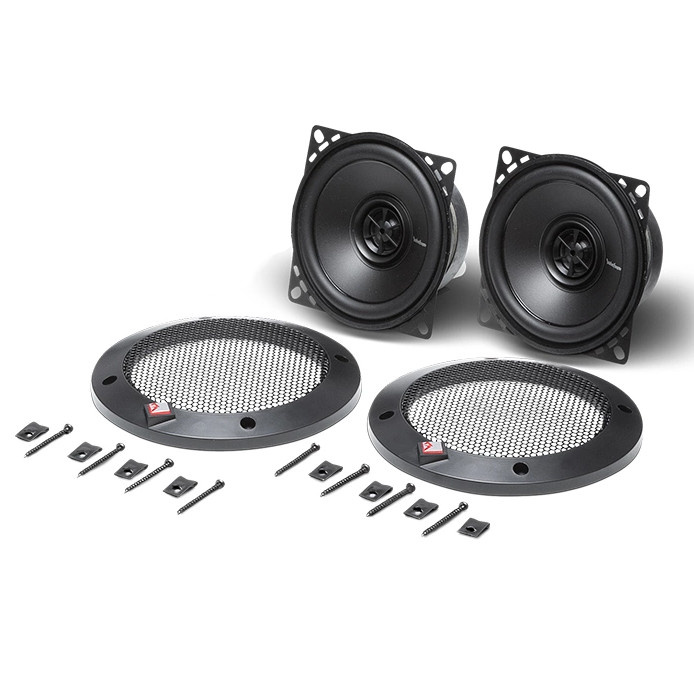 Högtalare med tillbehör för installation, svart design och grillar.