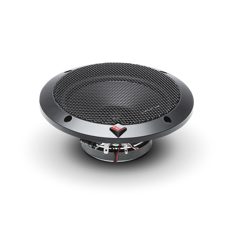 En svart högtalare med galler och en kompakt design.