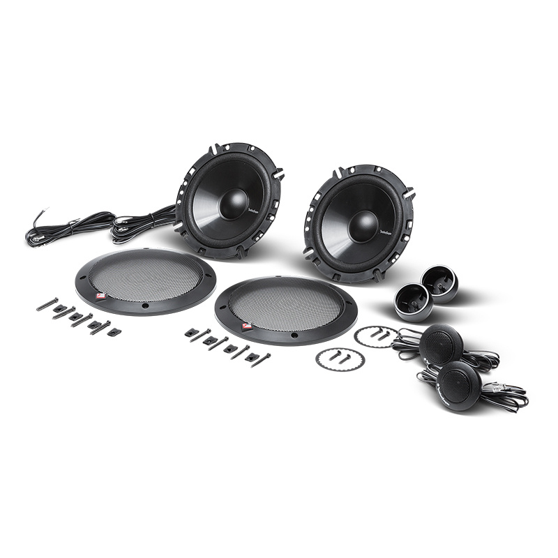 Högtalarset med två högtalare, filter och installationsmaterial.
