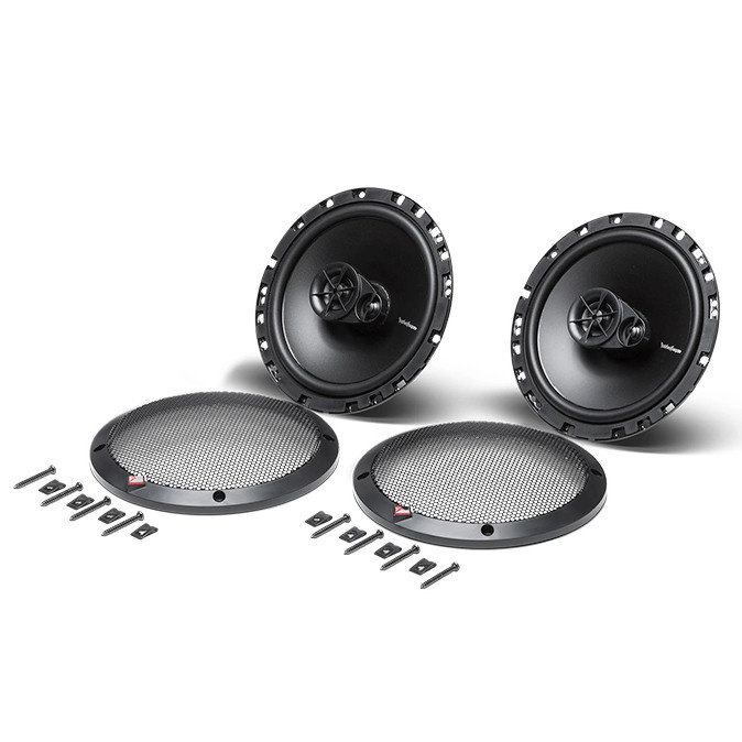 Högtalare med svart hölje, nät och monteringsmaterial för installation.