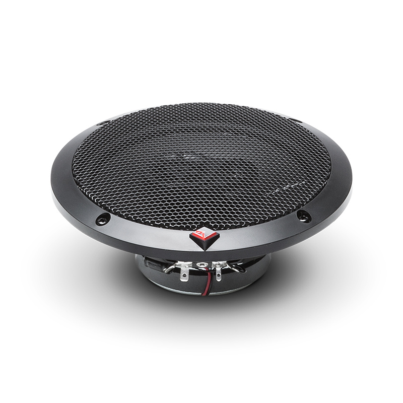 En rund högtalare med svart grill och röd logotyp.